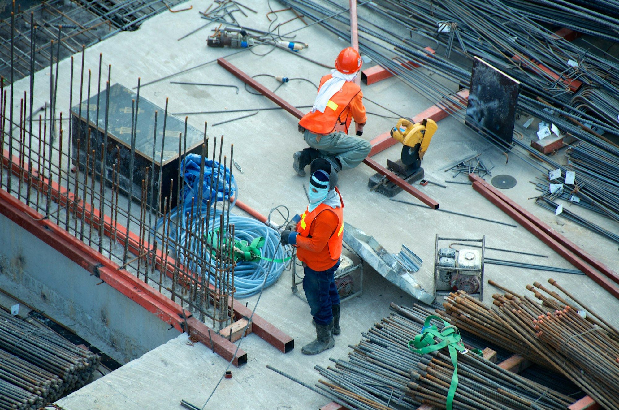 Trabajadores armando varilla en una losa de construcción