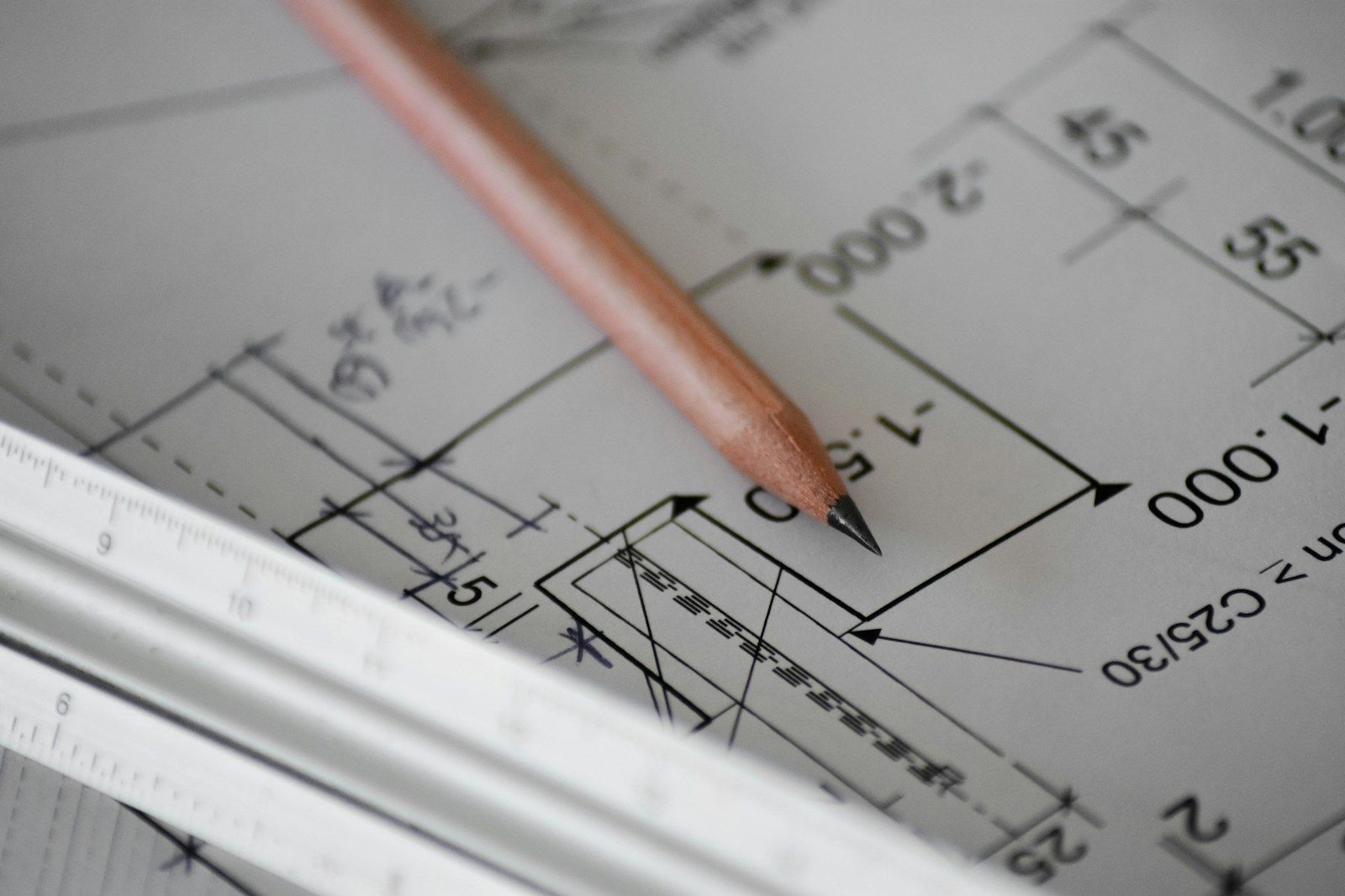 Plano de construcción con lápiz y acotaciones