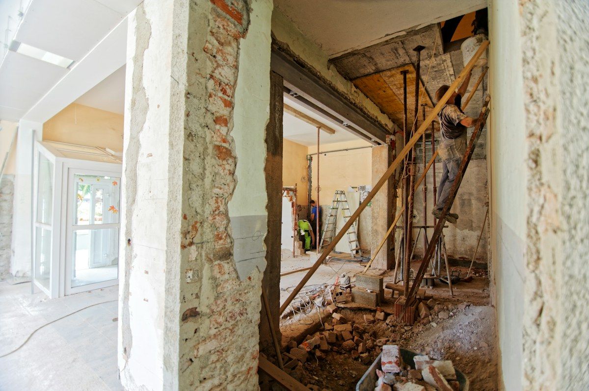 Habitación en remodelación con muros de tabique a la vista