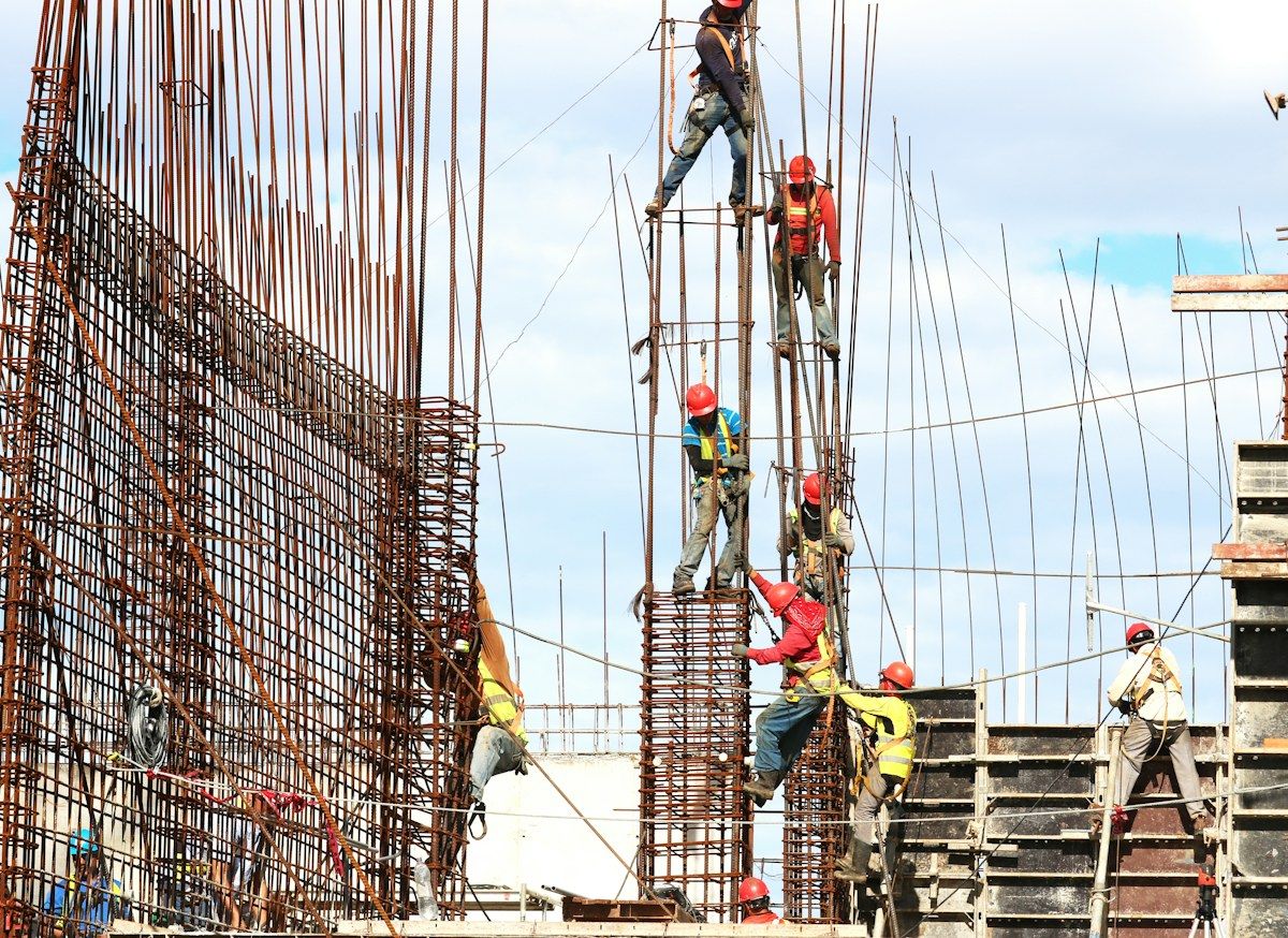 Columnas de varilla en una obra en construcción